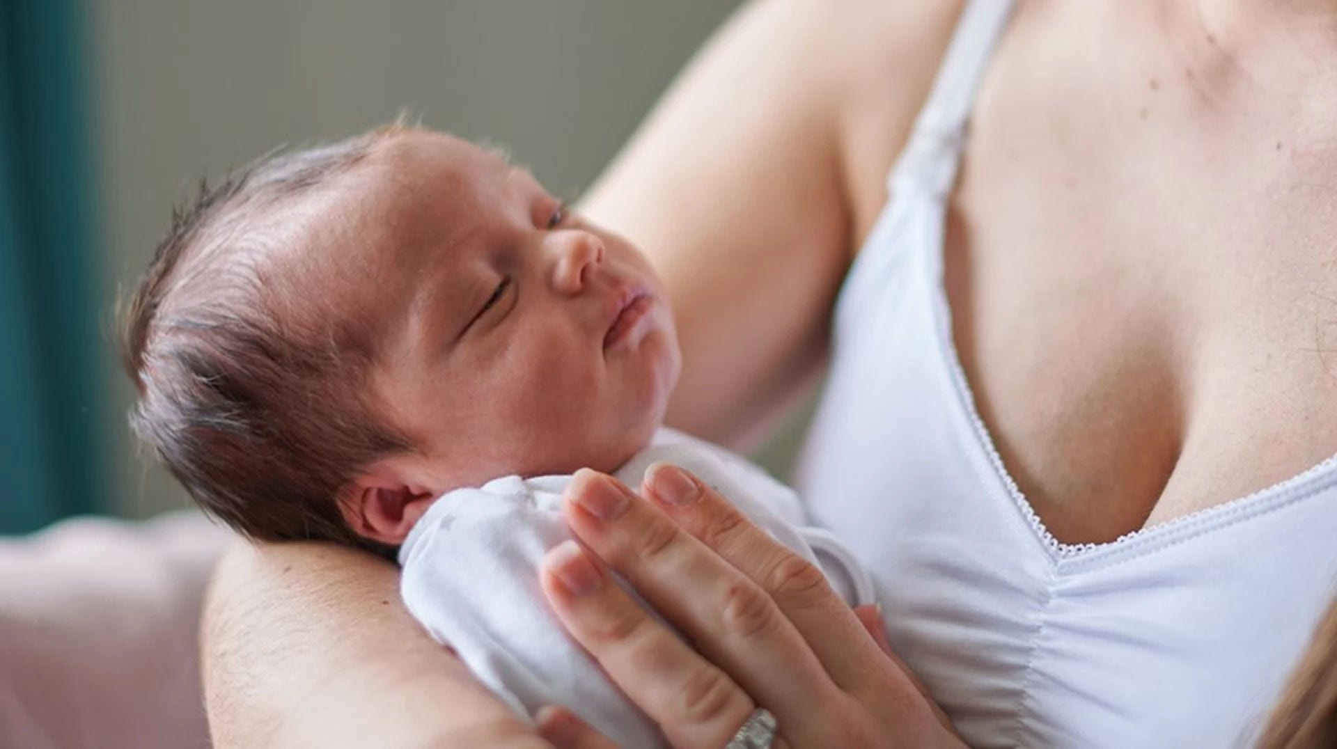 newborn-in-mums-arms